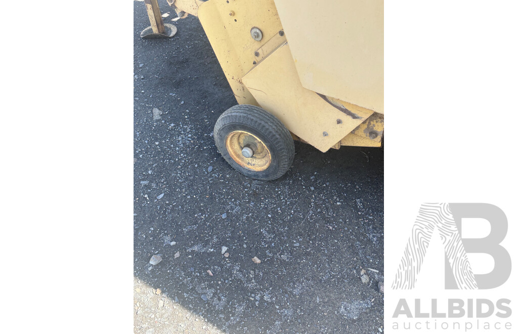 1994-96  Ford New Holland  D 1000 Hay Baler  B8210