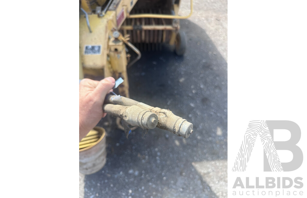 1994-96  Ford New Holland  D 1000 Hay Baler  B8210