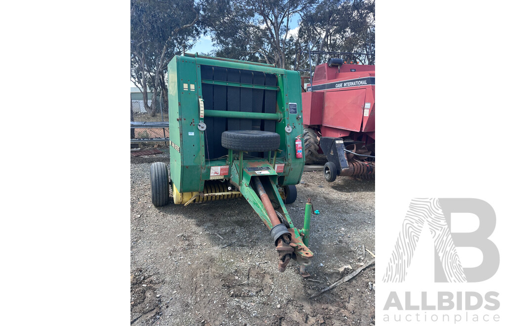 2000 John Deere 335  4 X 4 Hay Baler