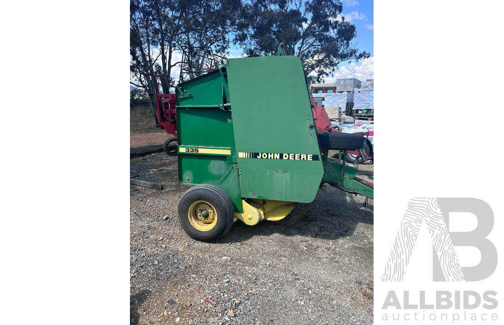 2000 John Deere 335  4 X 4 Hay Baler