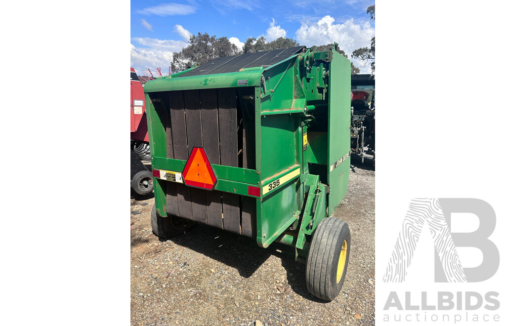 2000 John Deere 335  4 X 4 Hay Baler