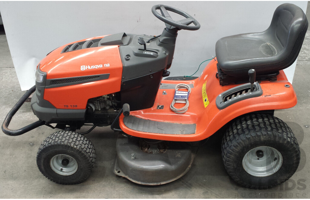 2015 Husqvarna TS138 500cc Lawn Tractor with Ramps