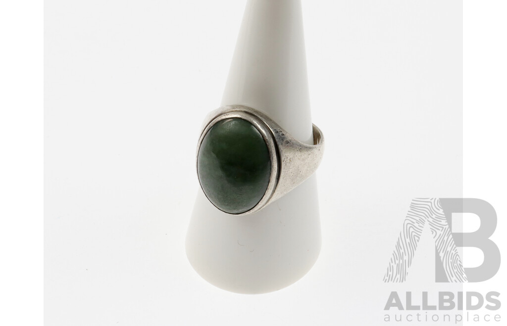 Sterling Silver Nephrite Cabachon Ring, Size R, 11.17 Grams, Hallmarked 925