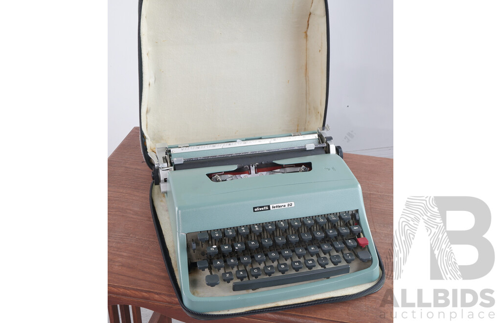 Vintage Olivetti Lattera 32 Typewriter