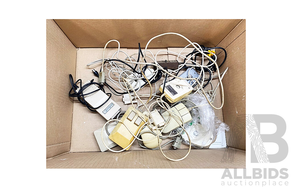 Assorted Lot of Vintage Apple Electronics