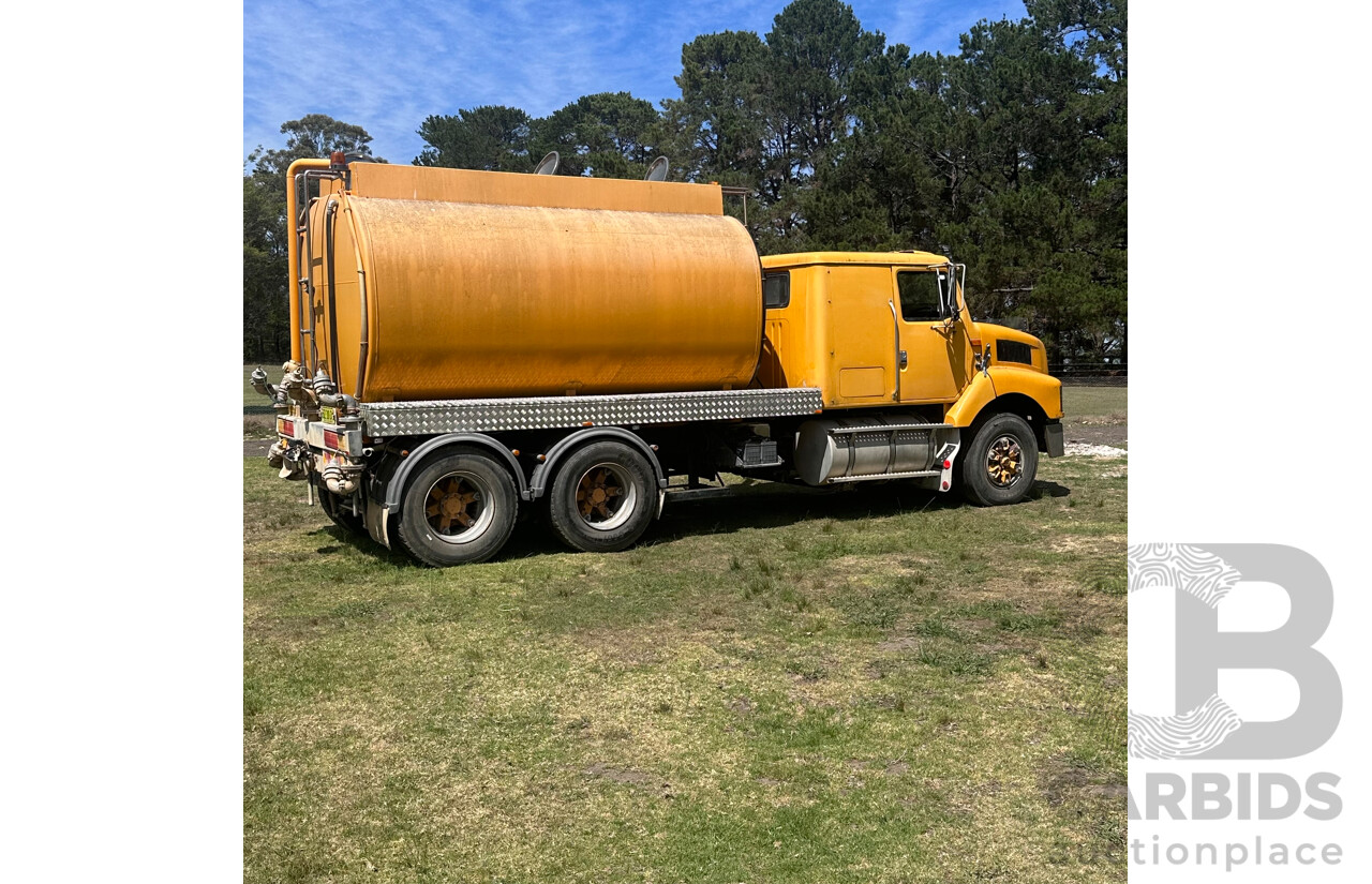 1996 International S Line 2600 400HP 13,000 L Water Tanker