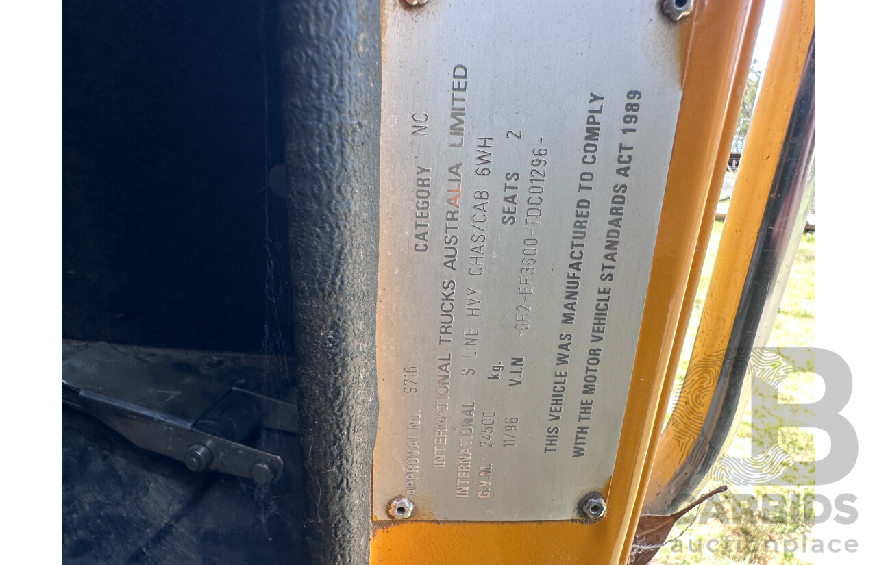 1996 International S Line 2600 400HP 13,000 L Water Tanker