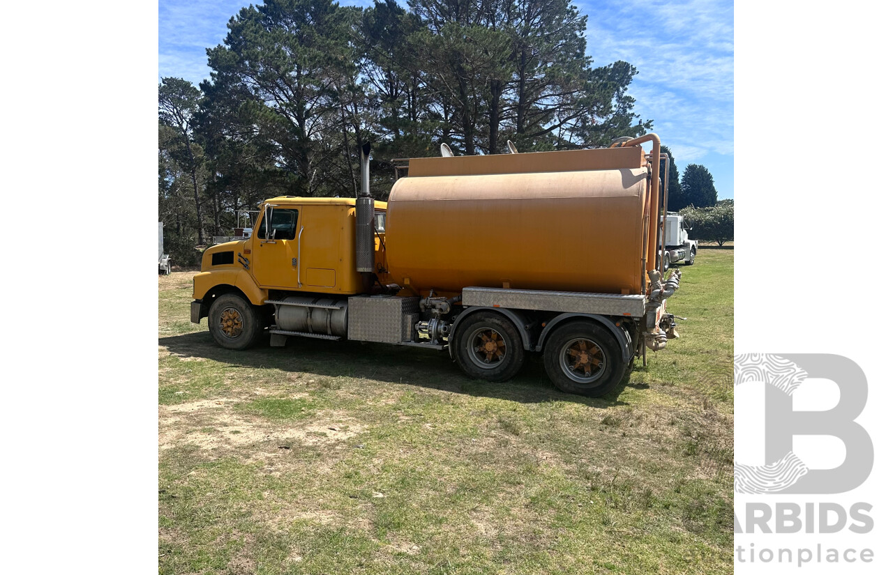 1996 International S Line 2600 400HP 13,000 L Water Tanker