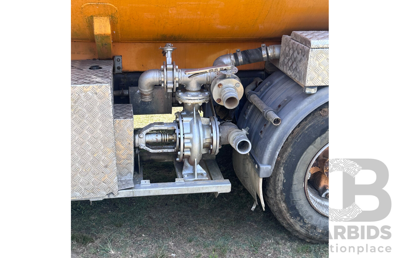1996 International S Line 2600 400HP 13,000 L Water Tanker