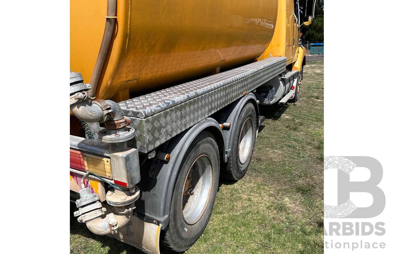 1996 International S Line 2600 400HP 13,000 L Water Tanker