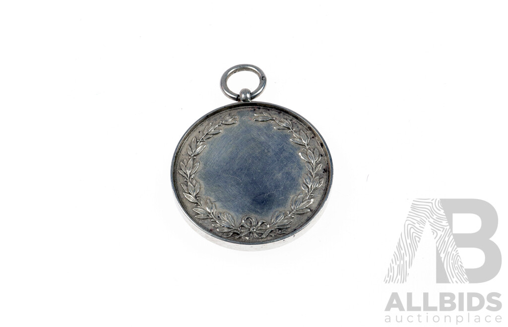 Vintage Sterling Silver Pendant with Embossed Wreath Design, Hallmarked with the 'Lion Passant' 27.09 Grams