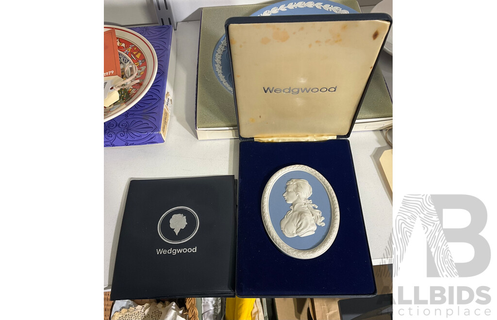Limited Edition 1942 of 2000, Wedgwood Jasperware Princess Anne Wedding Plaque in Original Box with Certificate of Authenticity