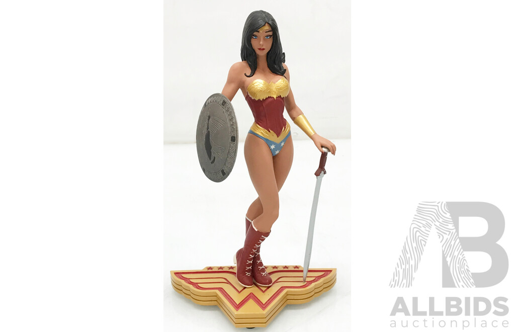 DC Comics Collectibles -  Wonder Woman Statue