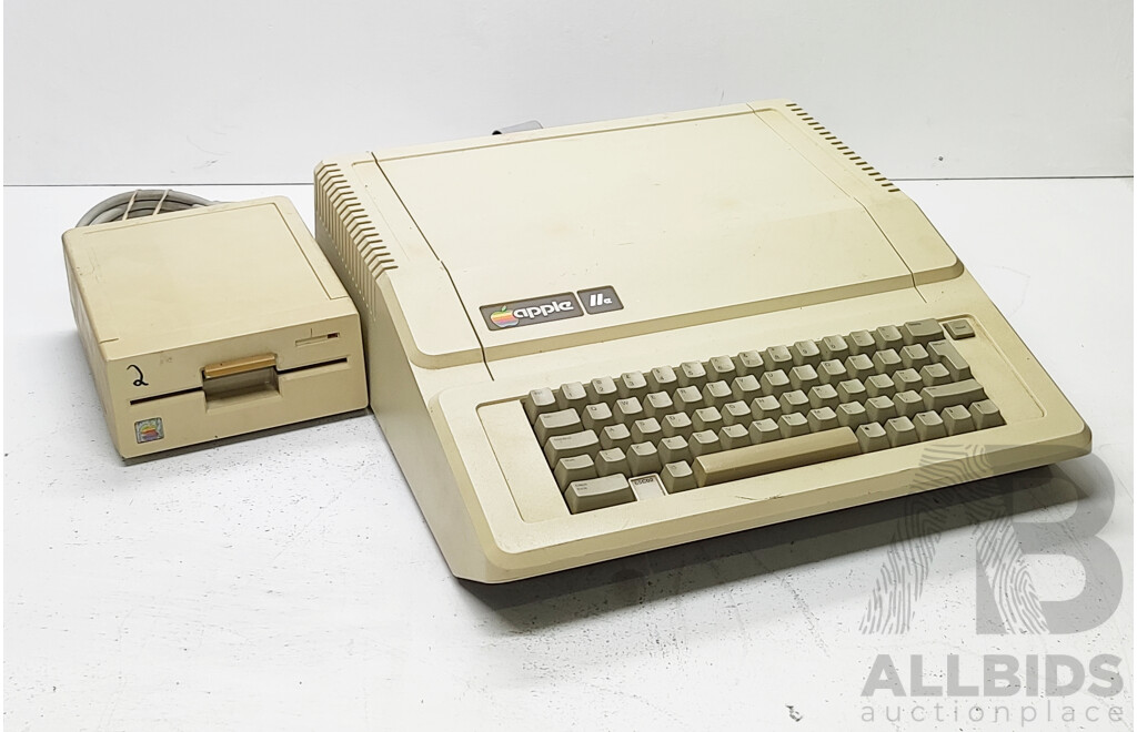Apple IIe Desktop Computer W/ Apple (A9M0107) 5.25 Drive External Floppy Drive