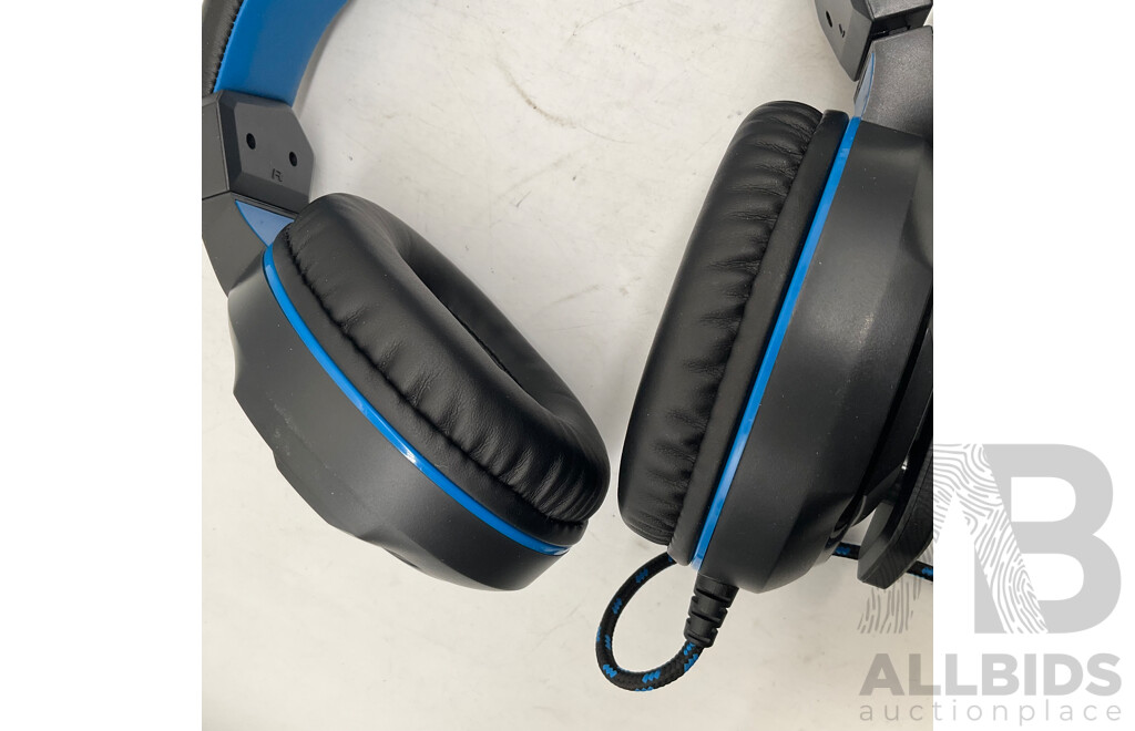 Playmax Essentials Kit for PlayStation 4 & RAZER Kraken X Headset - Lot of 2  - Estimated Total ORP $108.00