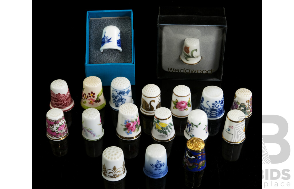 Collection Qualtiy Thimbles Including Coalport Example in Box, Wedgwood, Royal Doulton, Royal Copenhagen, Masons, Adams, Hammersly and More