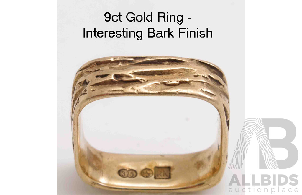Unusual squarish 9ct Gold Ring