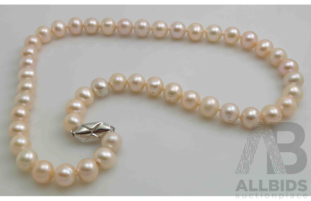 Necklace of large Freshwater Cultured Pearls