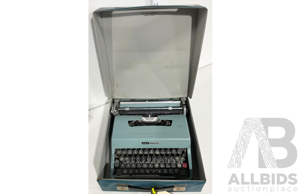 Vintage Olivetti Lettera 32 Typewriter