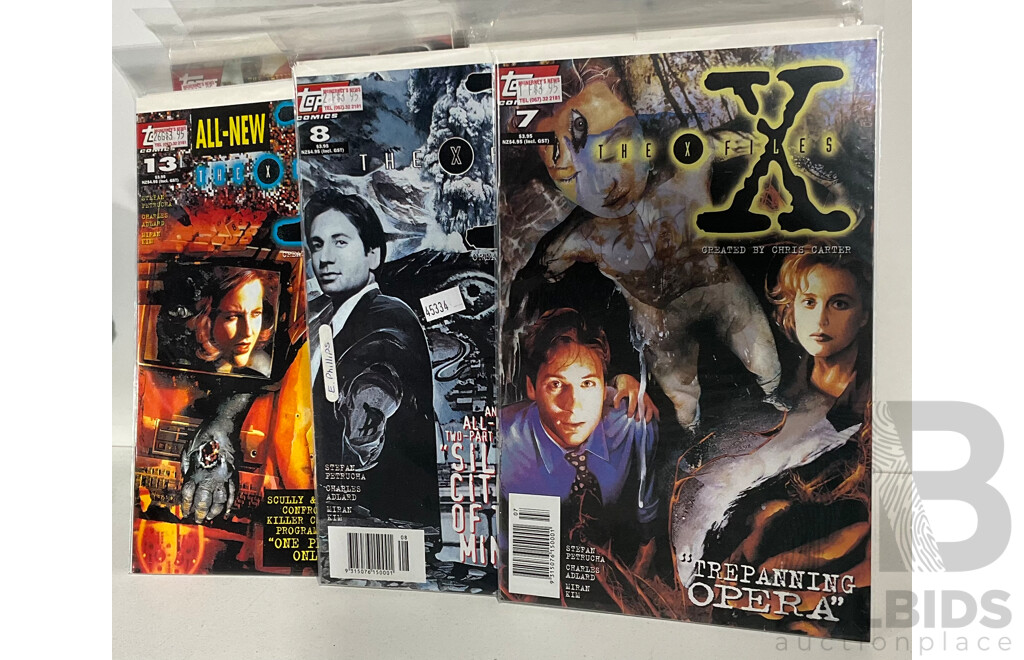 Collection of Topps, Dark Horse and DC Comic Books in Protective Sleeves Including the X-Files, Starship Troopers, Catwoman and More