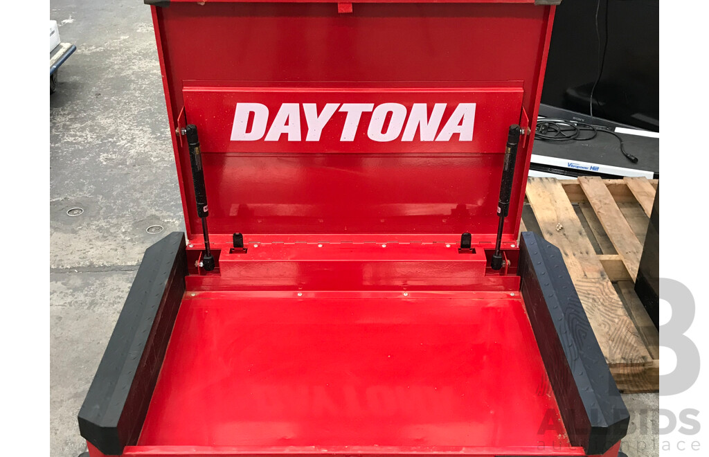 Daytona 10 Drawer Tool Chest with Various Tools