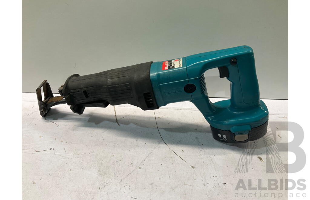 MAKITA (JR180D) Reciprocating Saw 18v W/ Charger & Goliath 250 Work Light (X2) - Lot of 4 - Total ORP $539.00