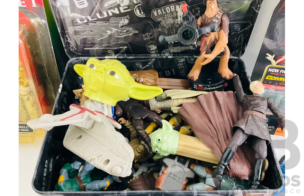 Collection of Star Wars Memorabilia Including Several Figurines Still in Packaging - Ponda Baba, Momaw Nadon and More, Alongside Several Loose Figurines All in a Star Wars the Clone Wars Case