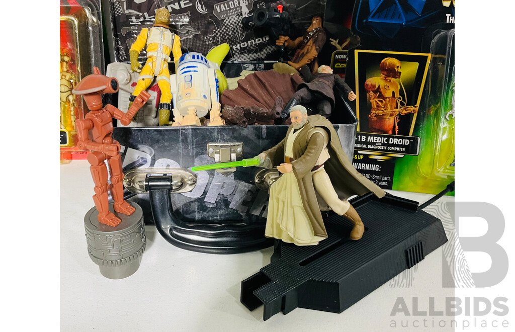 Collection of Star Wars Memorabilia Including Several Figurines Still in Packaging - Ponda Baba, Momaw Nadon and More, Alongside Several Loose Figurines All in a Star Wars the Clone Wars Case