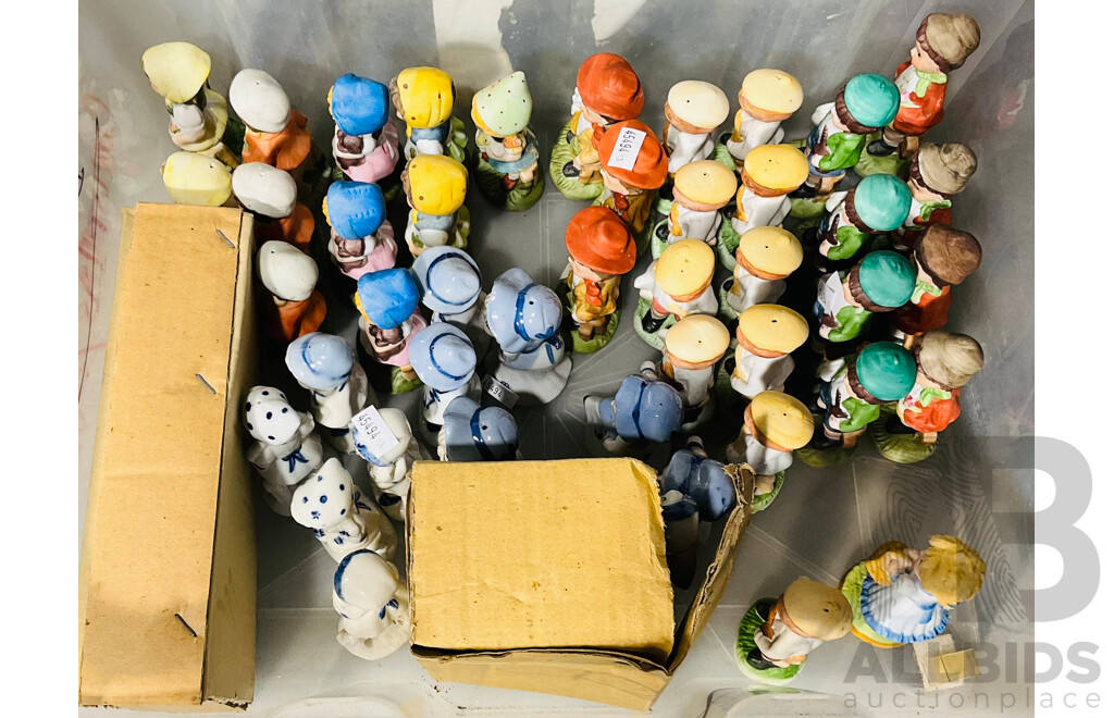 Quantity of Varied Ceramic Figurines of Children Bomboniere
