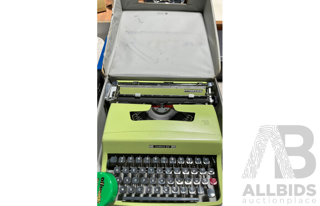 VIntage Olivetti Lettera 32 Typewriter in Case with Spare Ribbon