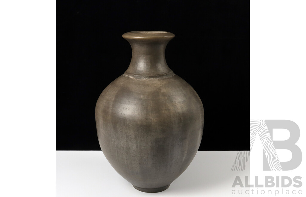Hildegard Anstice (Born 1936), Earthenware Vase with Metallic Concentric Circular Design