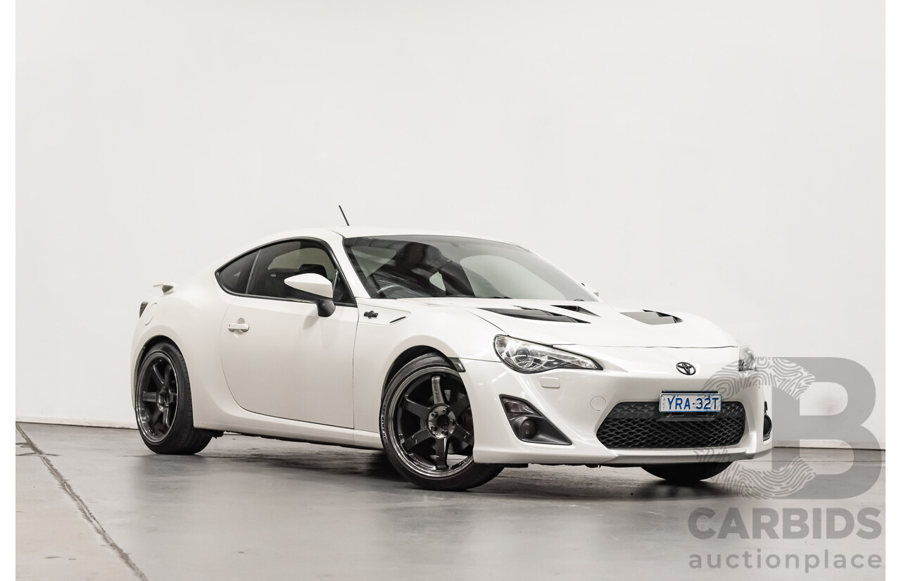 12/2013 Toyota 86 GTS ZN6 MY14 2d Coupe Pearl White Metallic 2.0L