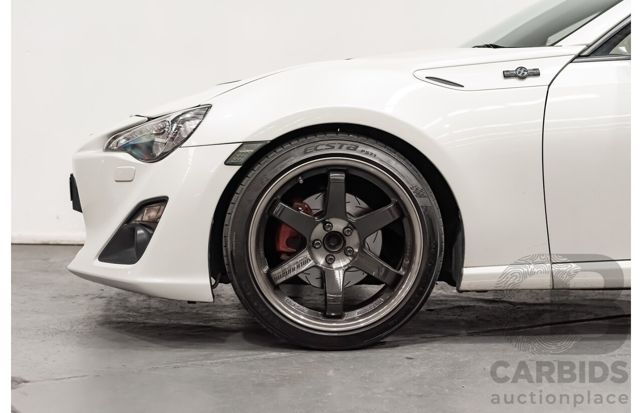 12/2013 Toyota 86 GTS ZN6 MY14 2d Coupe Pearl White Metallic 2.0L