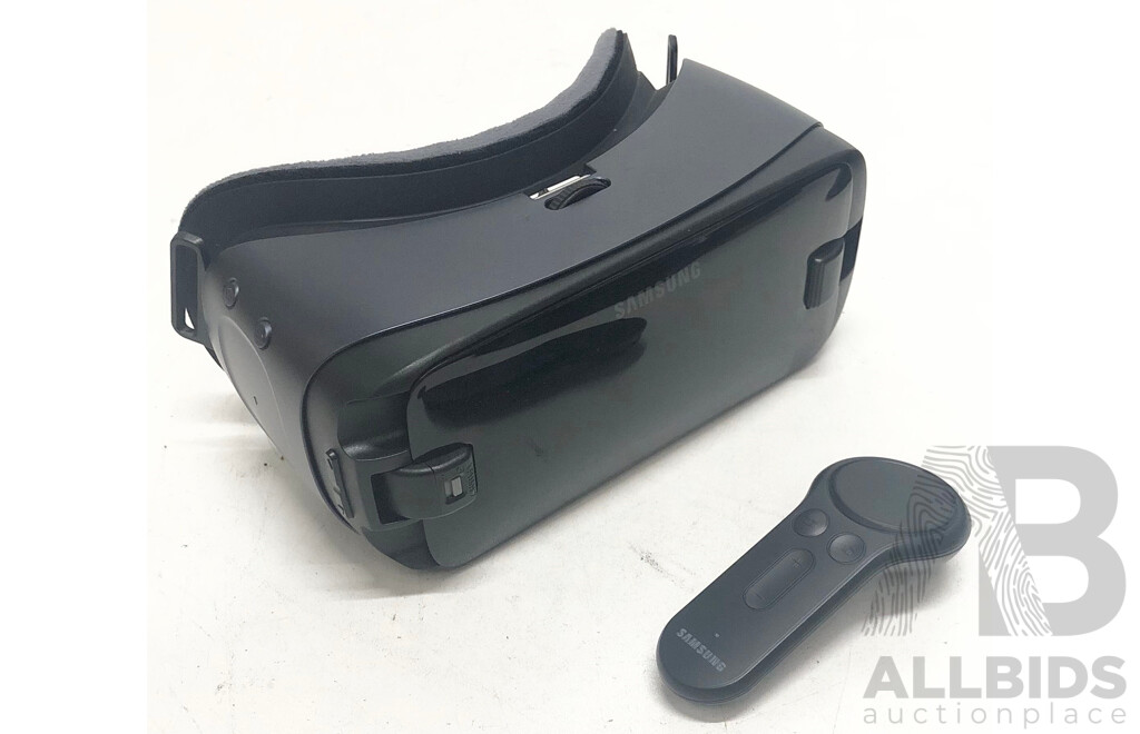 Samsung (R324) Gear VR w/ Controller