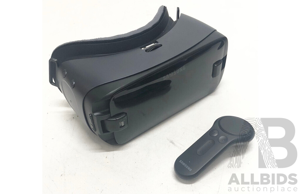 Samsung (R324) Gear VR w/ Controller
