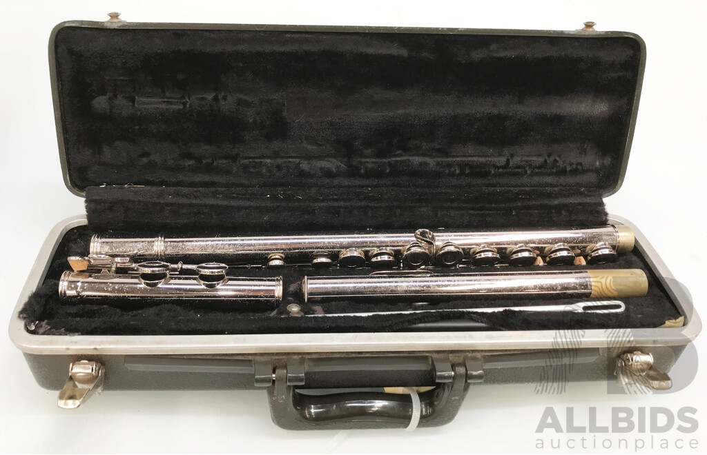 Vintage Bundy Flute with Hard Case - Lot 1516425 | ALLBIDS