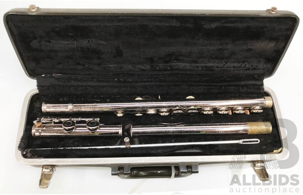 Vintage Bundy Flute with Hard Case and Cleaning Rod