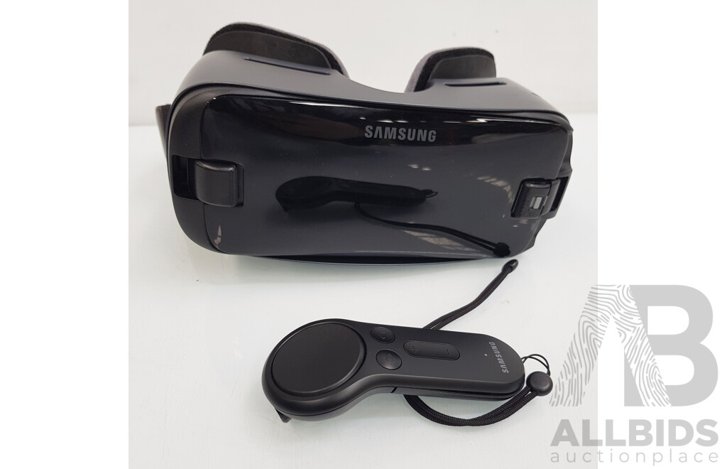 Samsung (SM-R324) Gear VR with Controller