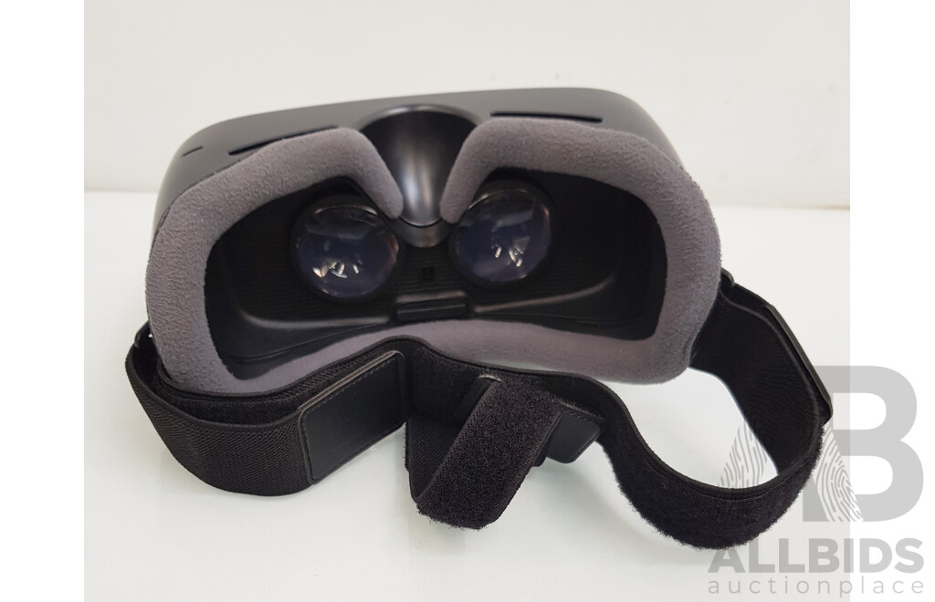 Samsung (SM-R324) Gear VR with Controller