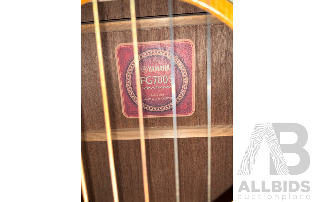 YAMAHA FG700S Acoustic Guitar W/ AP Soft Carry Case