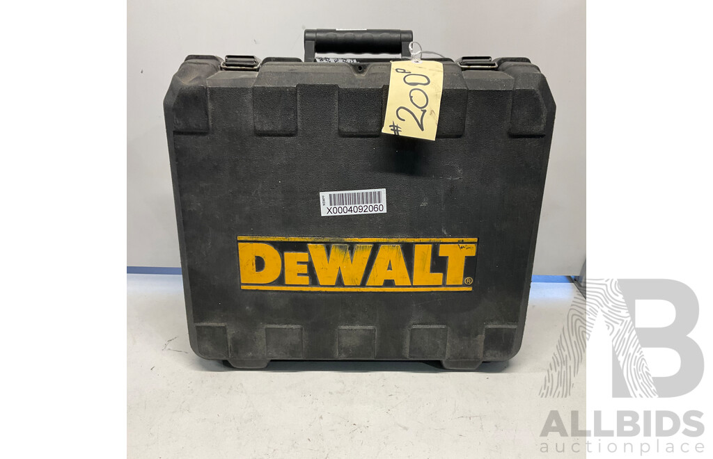 DEWALT D26204- XE 900W Premium Plunge & Fixed Base in Carry Case - ORP$639.00