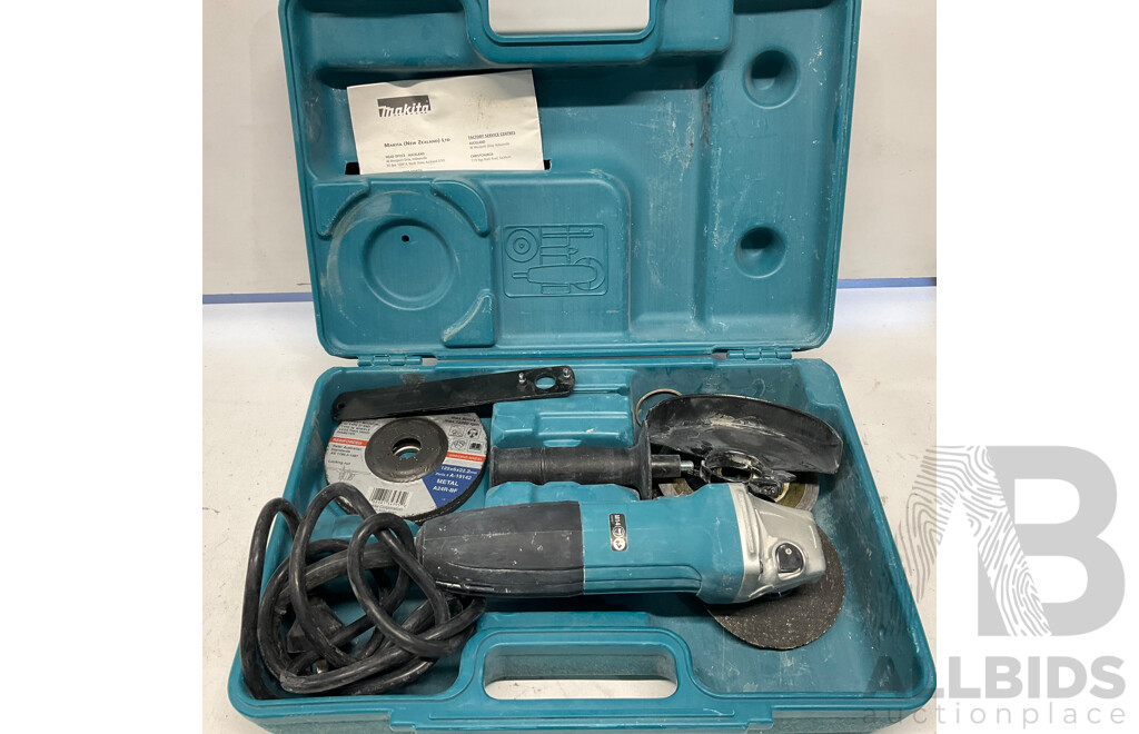 MAKITA GA5030 720W 125mm (5inch) Angle Grinder in Carry Case - ORP$109.00