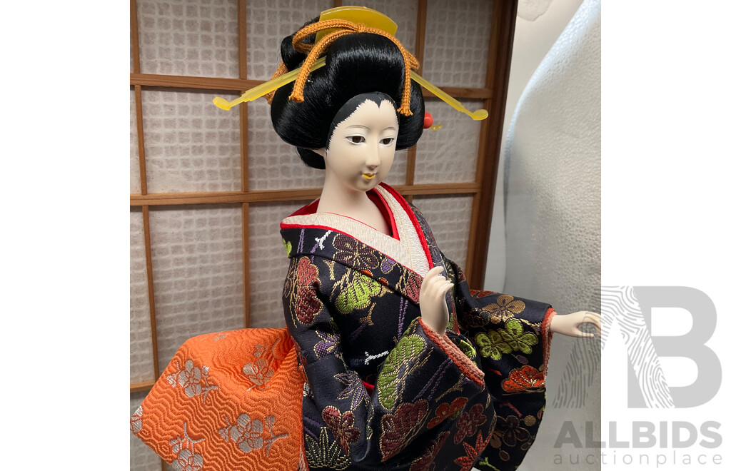 Vintage KYUGETSU Geisha Statue in Glass Display Case