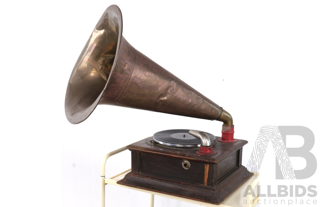 Antique Gramophone with Copper Horn