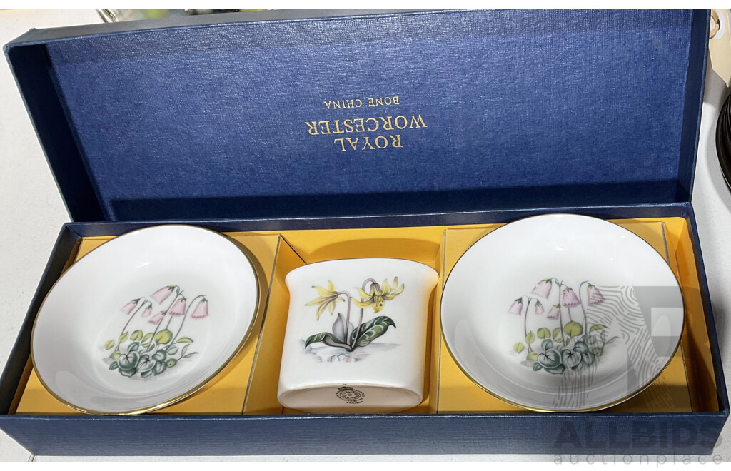 Royal Worcestor Boxed Set of Two Vases and Small Dish