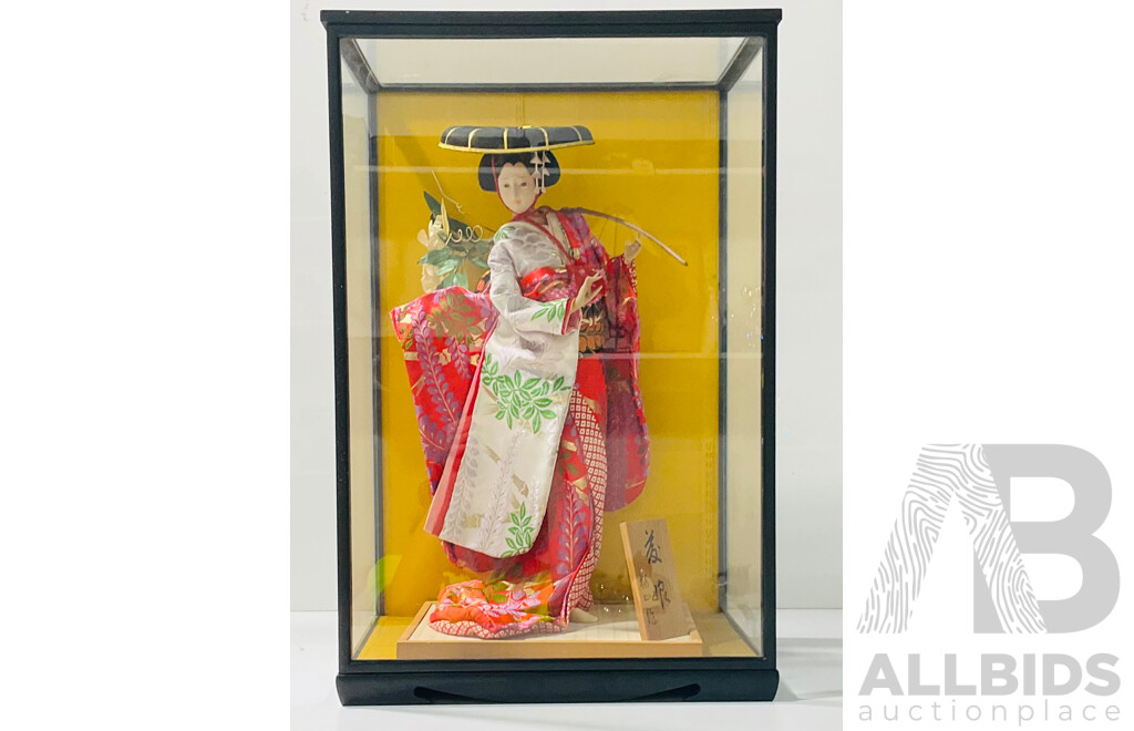 Retro Japanese Souvenirware Geisha Doll in Glass Case