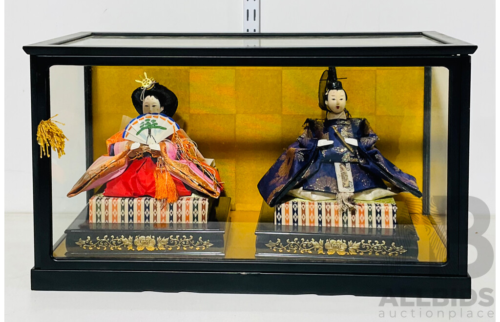 Pair of Retro Japanese Souvenirware Dolls in Glass Case