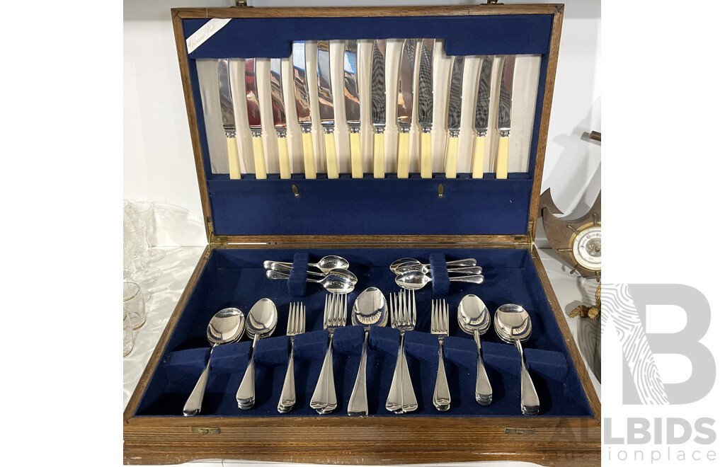 Vintage Grosvenor 48 Piece Cutlery Set in Timber Canteen