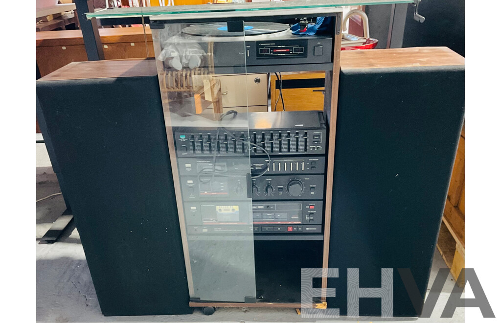 Vintage Sansui Stereo System Including Automatic Direct Drive Turntable DA-P550, Stereo Graphic Equalizer SE-510, Synthesizer Tuner, Amplifier and Stereo Cassette Deck Alongside Two Speakers and in a Glass Doored Cabinet