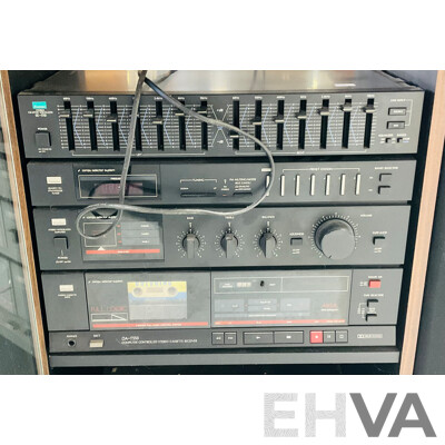 Vintage Sansui Stereo System Including Automatic Direct Drive Turntable DA-P550, Stereo Graphic Equalizer SE-510, Synthesizer Tuner, Amplifier and Stereo Cassette Deck Alongside Two Speakers and in a Glass Doored Cabinet